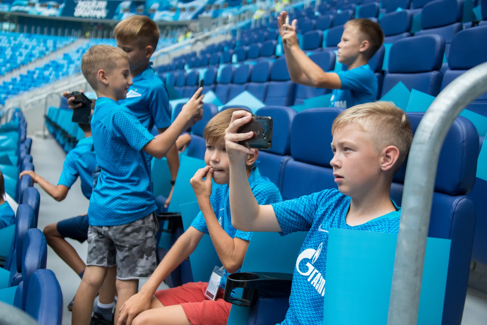 Санкт петербург дети россии. Дети на стадионе. Футбол экскурсия. Стадион малыш. Дети на экскурсии на стадионе.